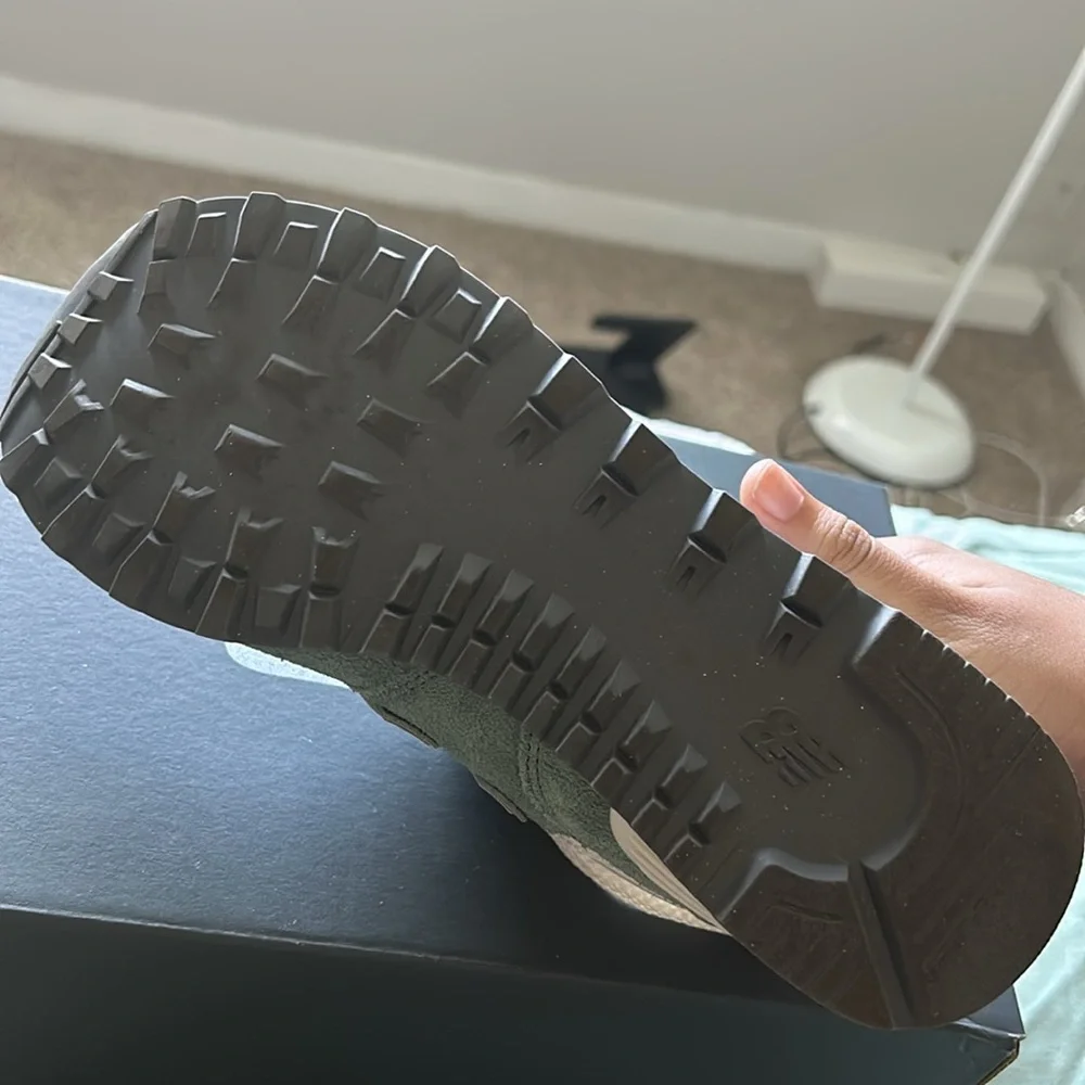 Women’s New Balance 574 - Picture 2 of 4
